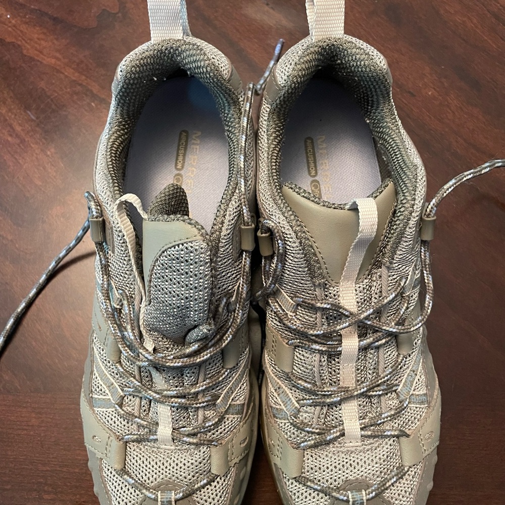 Merrell like new women’s hiking shoe.